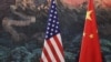 在中国长城图画前面的美中两国国旗