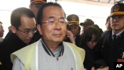 台湾前总统陈水扁获准临时出狱与夫人吴淑珍一道在台南祭拜去世的岳母。（2013年6月2日资料照）