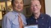 陈一谘(右）获发杰出民主人士奖