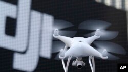 2016 年 3 月 3 日，中国无人机制造商 DJI 开发的 精灵4（Phantom 4） 在东京进行演示飞行。