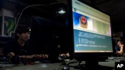 在北京一家网吧，电脑显示屏展示警方使用互联网的监管规定。（资料照）