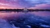 2018年1月8日，冬日的黎明，华盛顿西侧的潮汐湖（Tidal Basin）结冰，湖畔的杰佛逊纪念堂在湖面留下倒影。天光云影共徘徊。