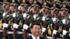 中国国家主席习近平在北京的人民大会堂外检阅仪仗队（资料照）