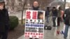 中国访民在华盛顿欲拦王毅座驾呈冤