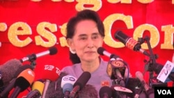 Myanmar's opposition leader Aung San Suu Kyi speaks at a press conference at her home in Yangon, Myanmar, Nov. 5, 2015. (Photo: Z. Aung/VOA )