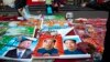 在中国山西省古交的一条街的地摊上出售的年画，包括习近平、毛泽东等中国5位最高领导人的肖像（2015年2月5日）。