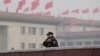 一名中国武警士兵在即将召开两会的北京人大会堂附近执勤。（2019年3月1日）