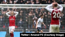 Les joueurs d’Arsenal se tiennent la tête après la défaite contre Tottenham (1-0) lors d'une 27e journée de Premier League, Grande-Bretagne, 10 février 2018. (Twitter/Arsenal FC) 
