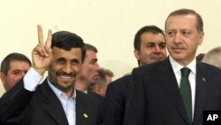 Serokê Îranî û serokwezîrê Tirkîye li Tehranê, Duşembî 17 Gulanê 2010.