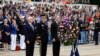 美国副总统彭斯、美国陆军少将霍华德和美国代理国防部长沙纳汉在阿灵顿国家公墓无名战士墓前参加敬献花圈仪式。(2019年5月27日)