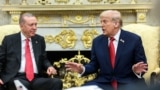美国总统特朗普在白宫椭圆形办公室会晤土耳其总统埃尔多安。(2025年9月25日)