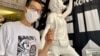 香港异议艺术家黄国才，7月底离开香港出走台湾，他坦言这次出走是逃避共产党及亲中传媒的秋后算帐 (美国之音/汤惠芸)