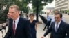 美国贸易代表莱特西泽和墨西哥经济部长瓜哈尔多走向白宫。华盛顿，2018年8月27日。