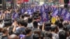 大批参与5-24港岛区反恶法游行的市民高举”天灭中共”的标语。