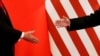 美国总统特朗普和中国国家主席习近平在北京人民大会堂发表联合声明后握手。（2017年11月9日）
