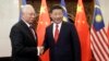 2016年11月3日，中国国家主席习近平在北京钓鱼台国宾馆与马来西亚总理纳吉布会谈前握手。