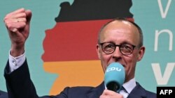 เฟรดดริค แมร์ซ สหภาพประชาธิปไตยคริสเตียน (CDU) กล่าวกับผู้สนับสนุนหลังเอ็กซิตโพลล์ชี้ว่าพรรคของเขาคว้าชัยเลือกตั้งทั่วไปเยอรมนี 23 ก.พ. 2025 (Photo by INA FASSBENDER / AFP)