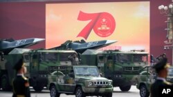 资料照片：中国在国庆阅兵中展示的东风-17型巡航导弹（2019年10月1日）