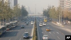 秋末冬初北京环城公路上，烟雾降低了能见度