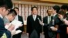 日本首相安倍晋三（中）在参拜东京靖国神社后与媒体见面。（2013年12月26日）