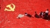 在中共十九大之前，中国山东省临沂一所小学的学生用红领巾组成中共党旗（2017年9月13日）