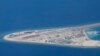 从菲律宾空军C-130运输机上可以看到中国在南中国海斯普拉特利群岛上的建筑，以及在其人造的渚碧礁上一个飞机跑道。（２０１７年４月２１日图片）