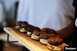 3D printed plant-based vegan meat dishes, produced by Israeli start-up Redefine Meat, are displayed in Rehovot, Israel October 6, 2022. (REUTERS/Nir Elias)
