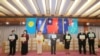 台湾外交部官员与马绍尔群岛、帕劳、图瓦卢及瑙鲁駐台大使2020年4月15日在台湾捐赠医疗物资仪式上合影。(台湾外交部网站)