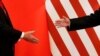 特朗普总统与习近平2017年11月9日在北京握手。