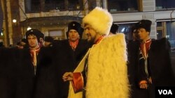2012年3月4日俄罗斯总统大选投票结束后当晚，普京支持者在莫斯科市中心集会游行，其中的一名普京支持者来自车臣（穿白衣者）。