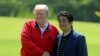 特朗普总统与日本首相安倍5月26日一起打高尔夫球。
