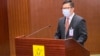 香港保安局局长 邓炳强 10月20日在立法会会见传媒(美国之音汤惠芸) 
