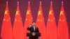 中国领导人习近平在第二届“一带一路”高峰论坛上向与会者敬酒。