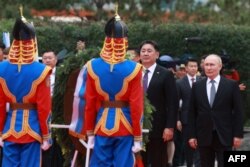 ปธน.คูเรลซูค อุคนา แห่งมองโกเลียและปธน.วลาดิเมียร์ ปูติน ร่วมพิธีวางพวงหรีดที่อนุสาวรีย์ของนายพลจอร์จี ชูคอฟ แห่งโซเวียต ที่กรุงอูลานบาตอร์ เมื่อ 3 ก.ย. 2567