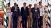 巴基斯坦新闻部发布的照片显示，中国主席习近平和巴基斯坦总统侯赛因（左）总理谢里夫（右）在伊斯兰堡的空军基地检阅仪仗队（2015年4月20日）