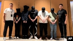 แฟ้ม - ภาพจาก Xinhua News Agency ตำรวจเมียนมาส่งตัวผู้ต้องสงสัย 5 คนที่เกี่ยวข้องกับแก็งคอลเซนเตอร์ ที่สนามบินนานาชาติย่างกุ้ง เมียนมา 26 ส.ค. 2023 (Chinese embassy in Myanmar/Xinhua via AP)