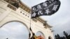 台湾民众在台北自由广场挥舞旗帜纪念百万人反送中大游行一周年并抗议港区国安法。（2020年6月13日）
