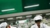 中国工人在广东龙华的富士康工厂里工作（资料照片） 