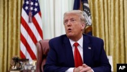 美国总统特朗普在白宫椭圆形办公室（2020年7月15号）