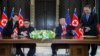美国总统川普和朝鲜领导人金正恩在新加坡签署协议（2018年6月12日）。
