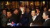 马英九向侨胞和媒体挥手致意（美国之音包小祥摄影）
