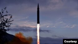 朝鲜的朝中社2021年9月29日发布一张被命名为“火星-8”号的高超音速导弹发射升空的照片。