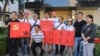 视觉艺术家协会会长刘雅雅（前排戴帽）参与声援香港示威（成生提供）