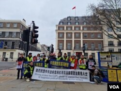 伦敦，中国异见人士在中国外长王毅访英期间在中国大使馆外抗议，呼吁关注人权问题。（美国之音/李伯安）