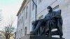哈佛大学一座地标雕塑，疫情之下有人为它也戴上了口罩。（2020年3月14日）